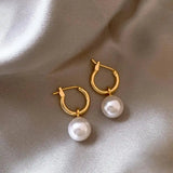 Chic Gold Earrings Adorned with White Pearls